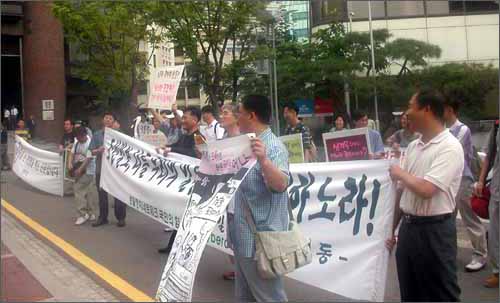 '국민의 힘'회원들이 조선일보 별관 앞에서 항의집회를 하고 있다. 